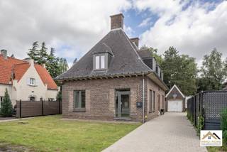 Deze recent gerenoveerde villa met 2 slaapkamers combineert een karaktervolle uitstraling met een verzorgde afwerking in luxueuze materialen. De woning verwelkomt via een majesteuze inkom en biedt lichte, aangename leefruimtes, een uitgeruste keuken, een badkamer en een apart toilet. Het gelijkvloers leent zich bovendien uitstekend voor een zelfstandige activiteit zoals horeca, een praktijk of kantoorruimte. Buiten zorgen de grote boomrijke tuin, het terras, de aparte garage en de lange oprit met parkeergelegenheid voor extra comfort. Dankzij de ligging ideaal aan de R4 is dit een interessante woning voor wie op zoek is naar wonen en werken op één goed bereikbare locatie.bezoekdag zaterdag 27/06 Inschrijven via mail naar stefan@immo-home.be, geen telefonische inschrijvingen! Volg ons op Fb en Insta. Voor meer info: www.immo-home.be. GRATIS SCHATTING & GRATIS FINANCIEEL ADVIES