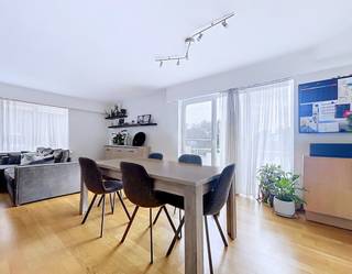 This penthouse is located at the back of the building and is accessible by elevator. It is a duplex apartment on the 2nd and 3rd floors of the building.<br /><br />2nd floor<br />- Spacious living room with lots of light and access to the balcony that overlooks the garages.<br />- Open kitchen with gas stove, oven, refrigerator and double sink.<br />- Separate toilet<br />- Storage with connection for washing and drying machines<br /><br />3rd floor:<br />- 2 bedrooms with skylights<br />- spacious bathroom with double sink, bath and shower.<br /><br />Details:<br />- Private garage box<br />- EPC label C: 257 kWh/m²<br />- Fixed costs: 45 euro/month<br />- Available from 1/1/2025<br />