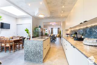 Ruime en instapklare woning met 4 slaapkamers en maar liefst 3 badkamers ideaal voor wie comfort en privacy en een groene omgeving combineert...