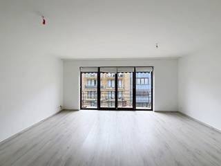 ANDERLECHT, vlakbij Westland Shopping en het openbaar vervoer, mooi gerenoveerd appartement met 2 slaapkamers van ± 84 m², gelegen op de 2e verdieping met lift. Het appartement is als volgt ingedeeld: inkomhal met inbouwkasten en wasmachineaansluiting, ruime woonkamer van ± 27 m², terras van ± 4 m² op het oosten, keuken (oven, inductiekookplaten, afzuigkap, koelkast, diepvriezer en vaatwasser), toilet, badkamer met dubbele wastafel, 2 slaapkamers (± 12 m² en ± 15 m²), waarvan één met inbouwkasten en een balkon van ± 2 m² op het westen, en een kelder. Alle oppervlakten zijn bij benadering. EPB: D-, 201 kWh/(m²/jaar). Direct beschikbaar. Raming servicekosten: 150 €/maand (gemeenschappelijke kosten). Verplichte parkeerplaats: 100 €/maand.