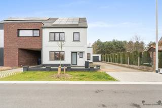 <p><span>Ruime, instapklare woning met 3 slaapkamers, garage en zonnige tuin. </span></p><p><span>Op zoek naar een ruime, instapklare woning met verrassend veel leefruimte? Deze volledig gerenoveerde woning in Tessenderlo biedt maar liefst 200 m² bewoonbare oppervlakte op een perceel van 800 m² en combineert een praktische indeling met grote slaapkamers, veel natuurlijk licht en heel wat extra bergruimte.</span></p><p><span>Op het gelijkvloers bevindt zich de ruime en lichtrijke leefruimte. Grote raampartijen en een lichtkoepel zorgen voor een aangename natuurlijke lichtinval en vanuit de woonkamer is er een rechtstreekse verbinding met de tuin. Aansluitend bevindt zich de keuken. Verder beschikt het gelijkvloers over een praktische wasruimte/berging met rechtstreekse toegang tot de tuin. Deze ruimte is bovendien uitgerust met een extra inloopdouche, een praktische meerwaarde voor zowel dagelijks gebruik als voor logés of een gezin.</span></p><p><span>Op de eerste verdieping bevinden zich twee ruime slaapkamers van elk ca. 16 m² en de badkamer. De bovenste verdieping vormt een absolute troef van de woning. Hier bevindt zich een bijzonder ruime derde slaapkamer van maar liefst ca. 40 m². Dankzij de royale oppervlakte zijn er tal van mogelijkheden: een grote master bedroom, een combinatie met dressing of bureau, of een multifunctionele ruimte die volledig naar eigen wens kan worden ingericht.</span></p><p><span>Ook aan praktische ruimte is er geen gebrek. De woning beschikt over een kelder en buiten bevindt zich een vrijstaande garage, waardoor er volop plaats is voor een wagen, fietsen en extra opslag.</span></p><p><span>De woning staat op een perceel van 800 m² en beschikt over een aangename westgerichte tuin. Dankzij de rechtstreekse toegang vanuit zowel de woonkamer als de berging vormt de tuin een fijne uitbreiding van de leefruimte en kan je er volop genieten van de middag- en avondzon.</span></p><p><span>Ook op technisch vlak heeft deze woning heel wat te bieden. Zo beschikt ze over 20 zonnepanelen, een conforme elektrische installatie, automatische rolluiken en een asbestveilig attest.</span></p><p><span> </span></p><p><span>Troeven op een rij:</span></p><p><span>- 200 m² bewoonbare oppervlakte</span></p><p><span>- Perceel van 800 m²  </span></p><p><span>- Volledig gerenoveerd  </span></p><p><span>- 3 ruime slaapkamers van ca. 16 m², 16 m² en 40 m²  </span></p><p><span>- Extra inloopdouche op het gelijkvloers  </span></p><p><span>- Kelder  </span></p><p><span>- Vrijstaande garage  </span></p><p><span>- Westgerichte tuin  </span></p><p><span>- 20 zonnepanelen  </span></p><p><span>- Conforme elektriciteit  </span></p><p><span>- Automatische rolluiken  </span></p><p><span>- Asbestveilig</span></p>