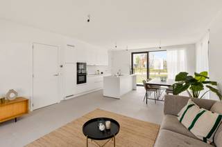 Ontdek VIVEHOF: goedgelegen energieneutrale MODERNE kwalitatieve reeds afgewerkte nieuwbouwwoning (laatste woningen te koop). <br /><br />INDELING: inkom en traphal, toilet, lichtrijke gezellige leefruimte met open geïnstalleerde keuken met eiland, berging en wasplaats, op het verdiep 3 slaapkamers en badkamer. Omheinde tuin met poortje achteraan. <br />Carport en fietsenberging beschikbaar. <br /><br />TROEVEN: zonnepanelen, vloerverwarming, lucht-water warmtepomp, moderne architectuur, kwalitatieve afwerking. <br /><br />Bezoek na afspraak met IMMO BEGUIN: guido@immobeguin.be