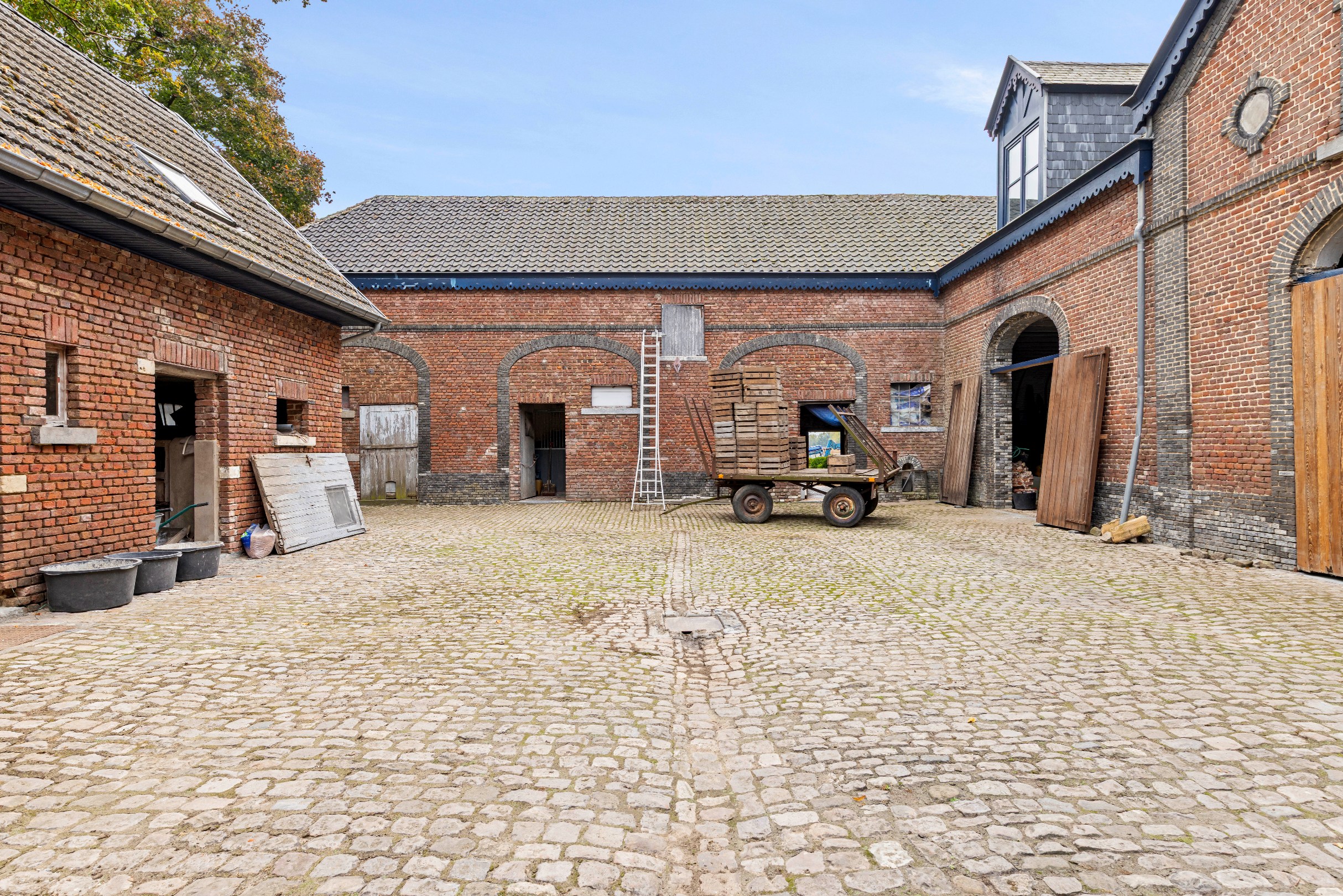 Vierkantshoeve met tal van mogelijkheden, op een perceel van (minstens) 14.233m² - foto 5