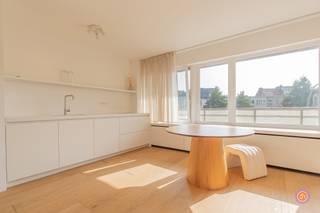 Vandaag nemen wij je mee naar een prachtig gerenoveerd appartement gelegen op een toplocatie in Antwerpen. Op wandelafstand vind je het Stadspark,...
