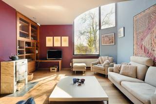 <h2><strong>Ongezien uitzicht in het zicht: karaktervol wonen te Boutersem met 5 kamers en weide</strong></h2><p>In de Heidestraat in Boutersem, geborgen in een rustige en groene omgeving, bevindt zich deze vrijstaande, instapklare woning die meteen charme uitstraalt. Want hier zetten de karaktervolle gevel en de natuurlijke weelde meteen de toon. Kom binnen, en kom meteen genieten.</p><p>Je wordt verwelkomd in een ruime inkomhal met ingebouwde kasten en een apart gastentoilet. Aansluitend bevindt zich een praktische wasplaats met zij-ingang, een discrete, maar bijzonder waardevolle troef in het dagelijkse leven. Ideaal om schoenen achter te laten, de hond moddervrij te maken of gewoon om het buitenleven netjes buiten te houden. Functionaliteit en comfort gaan hier moeiteloos hand in hand.</p><p> De woning werd doordacht ontworpen met oog voor licht en beleving. Zo valt het daglicht binnen via een hoge, verticale raampartij die de leefruimte vooraan een bijzonder warme en open sfeer geeft. De zithoek, met parketvloer en haard, nodigt uit tot gezellige avonden, terwijl de eetruimte naadloos aansluit en een prachtig zicht biedt op de tuin en de omliggende velden. De seizoenen buiten, beleef je dus ook binnen.</p><p>De keuken is subtiel afgescheiden via een schuifdeur. Ze is praktisch ingericht, voorzien van alle nodige toestellen en biedt bovendien voldoende ruimte om ook hier ‘s avonds te tafelen, en ‘s ochtends te ontwaken. Op de eerste etage tref je vier kamers. Ieder met hun eigen karakter, waarbij drie kamers beschikken over een mezzanine die niet alleen extra ruimte creëert, maar ook een unieke invulling mogelijk maakt. De brede nachthal versterkt het open gevoel, terwijl het aparte toilet en de badkamer – uitgerust met bad, douche en dubbele wastafel – zorgen voor het nodige comfort. Eén van de kamers is open verbonden met de leefruimte en leent zich perfect als creatieve ruimte of bureau.</p><p>De tweede etage biedt nog een vijfde kamer en toegang tot de technische bergzolder, waar onder meer de recent geplaatste zonneboiler zich bevindt. En ook op technisch vlak zit je hier goed: met een EPC-label B, 22 zonnepanelen met groenestroomcertificaten tot 2032 en een conforme elektrische installatie woon je hier dus zuinig én zorgeloos. Bovendien is de woning asbestveilig. Gemoedsrust is dus gegarandeerd en inclusief. </p><p>Wat deze eigendom echt bijzonder maakt, is het buitenleven. Naast een aangelegd terras en een geweldige groene tuin, grenst het perceel aan jouw toekomstige, uitgestrekte weide van bijna 65 are. Een droom voor dierenliefhebbers, of simpelweg voor wie houdt van ruimte en een ongehinderd zicht op de natuur. Het open vergezicht achter de weide zorgt voor een gevoel van vrijheid dat maar zelden te vinden is.</p><p>Met ook nog een garage of werkplaats, een ruime oprit en een ligging die rust combineert met bereikbaarheid, bezit deze woning echt alles wat je zoekt. Kortom, klaar om zelf te genieten van het zicht? Geef Jes dan snel een seintje, en regelen wij jouw bezoek.</p><figure><div></div></figure>