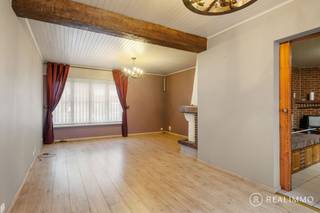 Deze <strong>rustig gelegen gezinswoning </strong>in de aangename Arendswijk te Harelbeke bevindt zich nabij scholen, winkels en belangrijke invalswegen. Een ideale gezinswoning met tal van <strong>mogelijkheden</strong>, <strong>zowel binnen als buiten</strong>.<br /><br /><strong>Gelijkvloers</strong>: inkomhal met gastentoilet, ruime en lichte leefruimte met aansluitende keuken, aparte berging en toegang tot de zuidgerichte tuin met terras, grote tuinberging en achteruitweg.<br /><strong>1ste verdieping</strong>: nachthal, 3 volwaardige slaapkamers en een badkamer uitgerust met bad, douche en lavabo.<br /><strong>Bijkomend</strong>: droge kelder en praktische zolder, bereikbaar via een zoldertrap. De zolder biedt bovendien potentieel om extra kamers te creëren.<br /><br />Technisch:<br /><strong>EPC-label F met renovatieverplichting. EPC-label D is haalbaar mits dakisolatie en het vervangen van de beglazing.</strong><br /><br /><strong>Troeven:</strong>
<ul>
<li><strong>Zuidgerichte tuin met terras en ruime tuinberging</strong></li>
<li><strong>Drie slaapkamers + uitbreidingsmogelijkheden op zolder</strong></li>
<li><strong>Droge kelder voor extra stockage</strong></li>
<li><strong>Uitweg achteraan</strong></li>
<li><strong>Nabij scholen, winkels en belangrijke verbindingswegen</strong></li>
</ul>
Stedenbouwkundige inlichtingen in aanvraag.<br /><br /><strong>Interesse?</strong><br />Contacteer Beau via 0494/ 52 19 62 of beau@real-immo.be voor meer info en/of een bezoek.