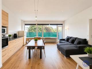 <p><span>Informatie appartement</span><span><br />Wonen op een toplocatie tussen de Schelde, Nieuw Zuid en het bruisende Zuid? Dit energiezuinige éénslaapkamerappartement in de Van der Sweepstraat combineert een leuke ligging met veel licht, een ruim terras en lage energiekosten. De leefruimte voelt aangenaam en open aan, met voldoende plaats voor een gezellige zit- en eethoek. De open keuken met kookeiland sluit hier mooi op aan en is uitgerust met een oven en elektrische kookplaat. Vanuit de slaapkamer wandel je rechtstreeks het brede terras op: dé plek voor een koffietje in de ochtend of een apero na het werk. Verder zijn er een badkamer met douche in bad, lavabo en toilet, een praktische berging met aansluiting voor wasmachine en droogkast en een inkomhal met ingemaakte vestiairekasten. Ook een ruime privatieve kelderberging en gemeenschappelijke fietsenstalling zijn inbegrepen. Met EPC-label A en verwarming via het warmtenet van Nieuw Zuid is dit appartement helemaal klaar voor de toekomst. Ideaal als eerste eigen stek, maar ook interessant voor investeerders: het appartement is momenteel verhuurd aan 1.050 EUR per maand en levert dus meteen rendement op. Restaurants, koffiebars, winkels, het Zuidpark en de Scheldekaaien liggen allemaal op wandelafstand. Stadse sfeer, veel comfort en een energiezuinige thuis op één van de leukste plekken van Antwerpen.</span></p><p><span> </span></p><p><span>Indeling</span></p><ul><li><span>Inkomhal met vestiairekasten</span></li><li><span>Lichtrijke leefruimte met zithoek en eetplaats</span></li><li><span>Open keuken met klein kookeiland, voorzien van een oven en elektrische kookplaat</span></li><li><span>Slaapkamer met toegang tot het grote terras</span></li><li><span>Badkamer met douche in bad, lavabo en toilet </span></li><li><span>Berging met aansluiting voor was- en/of droogmachine </span></li><li><span>Ruim terras over de volledige breedte van het appartement </span></li></ul><p><span> </span></p><p><span>Extra's</span></p><ul><li><span>Energiezuinige verwarming via het warmtenet van Nieuw Zuid</span></li><li><span>Gemeenschappelijke fietsenberging </span></li><li><span>Ruime privatieve kelderberging, inbegrepen in de aankoopprijs</span></li></ul><p><span> </span></p><p><span>Algemene informatie</span></p><ul><li><span>Huurovereenkomst van 01/11/2025 tot 31/10/2034. </span><ul><li><span>Huurprijs: 1.050 EUR/maand</span></li><li><span>Wenst u het appartement zelf te bewonen? Dan kan de huurovereenkomst worden beëindigd met een wettelijke opzegtermijn van 6 maanden</span></li></ul></li></ul><p><span> </span></p><ul><li><span>Maandelijkse lasten: 135 euro (verbruik en onderhoud van de gemene delen waaronder de lift, conciërge, blokpolis, syndicus,...)</span></li><li><span>Maandelijkse provisie voor het privatief verbruik van water en verwarming: 105 euro</span></li><li><span>Water en verwarming via gemeenschappelijke verbruikmeters</span></li><li><span>Elektriciteitsverbruik via een privatieve verbruikmeter</span></li></ul><p><span> </span></p><ul><li><span>EPC: label A</span></li><li><span>Asbestinventarisattest: in aanvraag</span></li><li><span>Elektrische keuring: conform</span></li></ul><p><span> </span></p><p><span>Gebouw</span></p><ul><li><span>Kelderverdieping, kantoren op de gelijkvloers en 8 verdiepingen met telkens 4 appartementen</span></li><li><span>Lift aanwezig</span></li><li><span>Parlofoon aanwezig</span></li></ul><p><span> </span></p><p><span>Ligging</span></p><ul><li><span>Topligging aan de Schelde en het bruisende Zuid</span></li><li><span>Restaurants, winkels en cafeetjes op wandelafstand</span></li><li><span>Goede bereikbaarheid</span></li></ul><ul><li><span>MOBISCORE: 9,5/10</span></li></ul><p><span> </span></p><p><span>*De informatie in deze prospect is ter informatieve titel: de kandidaat-kopers moeten hun eigen zaak maken van het verkrijgen, controleren en interpreteren van deze informatie.</span></p><p><span> </span></p><p><span> </span></p><p><span> </span></p>