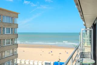 Prachtig 2 slaapkamerappartement met ruim zonneterras te koop, gelegen op de zesde verdieping van de residentie Sandpiper. Dit ruim appartement is volledig instapklaar en beschikt over een prachtig zijdelings zeezicht en een ruim zuid-west gericht terras.<br />U bevindt zich op absolute toplocatie, vlakbij het casino, de Zeedijk en de winkelstraten.<br />Tevens beschikt het appartement over een privatieve kelderberging en gemeenschappelijke fietsenberging.<br /><br />Indeling:<br />- inkomhall<br />- lichtrijke leefruimte (gevelbreedte van 6,6m)<br />- ruim zonneterras van waar u geniet van een fenomenaal zicht op zee<br />- open geïnstalleerde keuken<br />- berging met aansluiting wasmachine<br />- badkamer met inloopdouche en dubbele wastafel<br />- twee ruime slaapkamers met ingemaakte kasten<br /><br />Troeven:<br />- topligging ! vlakbij zee, winkels en openbaar vervoer<br />- prachtig zeezicht<br />- zonnig appartement<br />- ruim terras<br />- 6,6m façade<br />- privé kelder<br /><br />Bent u op zoek naar een instapklaar 2 slaapkamerappartement met zijdeling zeezicht en terras te koop te Middelkerke? Aarzel niet en leg vandaag nog uw bezoek vast!<br /><br />Bestuursmaatregelen in het maatregelenregister: nee