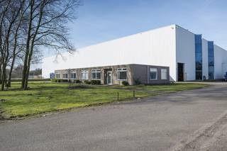 <p>Logistiek gebouw van 8.500m² waarin nog 3.164m² ruimte kan gehuurd worden. De hal is 11m hoog, voorzien van sprinkler installatie en 5 laadkades.</p>
<p>Mogelijkheid om:</p>
<ul>
<li>een kleinere oppervlakte te huren vanaf 996m².</li>
<li>Moderne kantoren bij te huren (118m²): huurprijs 640,00</li>
<li>buitenruimte bij te huren:
<ul>
<li>+/- 2.000m² waarvan 1.500m² verhard (€ 12,00/m²/jaar)</li>
<li>Onverharde buitenruimte: 500m² aan de voorzijde, 828m² aan de achterzijde en 1.495m² aan de zijkant van het perceel: € 6,00/m²/jaar</li>
</ul>
</li>
</ul>
<p>Het gebouw is gelegen in een zeer strategisch gelegen industriezone, op slechts enkele minuten afstand van de oprit N°29 van de E 314 (Brussel-Aken) en van de N75.</p>
<p>Ruime parking binnen de omheining.</p>
<p>Onmiddellijk beschikbaar.</p>
<p>Vaste kosten en voorheffing worden aangerekend in functie van de ingenomen m².</p>
<p>Bezichtigen na afspraak met ons kantoor.</p>