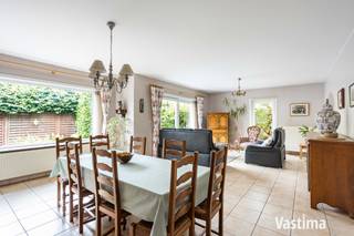 Bent u op zoek naar een ruime, instapklare woning waar rust, comfort en bereikbaarheid perfect samenkomen? Deze karaktervolle woning, gelegen in een rustige, doodlopende straat zorgt voor een aangename woonomgeving, terwijl u toch dicht bij het centrum van Nieuwerkerken woont. Dankzij de rustige ligging, de vlotte bereikbaarheid en de vele praktische troeven biedt deze woning volop ruimte en comfort voor het hele gezin.<br /><br />CV Aardgas (2022) / EPC label B / Dubbel glas / Betonnen constructie / Elektriciteit conform / Regenwaterput 10.000 L / Bouwjaar 2004 / …<br /><br />Bij het betreden van de woning wordt u verwelkomd in een statige inkomhal die meteen een aangename eerste indruk geeft. Van hieruit komt u in de lichtrijke leefruimte, die dankzij de extra zithoek over een mooie veelzijdigheid beschikt. Deze ruimte kan perfect worden ingericht als gezellige zithoek, speelruimte of praktische bureauruimte.<br /><br />Aansluitend bevindt zich de ruime keuken, een aangename plek waar u alle ruimte heeft om comfortabel te koken. Zo vormt deze ruimte een fijne plek om samen te genieten van heerlijke maaltijden en gezellige momenten. Vanuit de leefruimte en keuken kan u ook overal genieten van het groene uitzicht.<br /><br />Vanuit de inkomhal is er toegang tot een praktische bergruimte, voorzien van aansluitingen voor wasmachine en droogkast. Daarnaast beschikt de woning over een ruime dubbele inpandige garage, die rechtstreeks vanuit de woning bereikbaar is. Ook op de oprit is er voldoende parkeergelegenheid voor twee wagens, wat zorgt voor extra comfort en parkeermogelijkheden.<br /><br />Op de eerste verdieping beschikt de woning over een lichtrijke en ruime overloop en maar liefst vier slaapkamers, waardoor er volop ruimte is voor het hele gezin. Daarnaast is er een aparte bureauruimte die perfect kan worden ingericht als vijfde slaapkamer. De ruime badkamer maakt deze verdieping compleet en is voorzien van een ligbad, douche en toilet. Een comfortabele en praktische verdieping die helemaal is afgestemd op het dagelijkse gezinsleven.<br /><br />Bovendien is er een ruime zolder, bereikbaar via een luik. Deze praktische ruimte biedt heel wat extra opbergruimte en maakt het eenvoudig om spullen te stockeren.<br /><br />Ook buiten heeft deze woning heel wat te bieden. De tuin loopt volledig rondom de woning en biedt verschillende mogelijkheden om te genieten van de buitenruimte.<br /><br />Het aanwezige tuinhuis zorgt bovendien voor extra bergruimte voor tuinmateriaal en andere spullen.<br /><br />Interesse in deze piekfijn onderhouden woning? Ga naar Vastima.be voor meer informatie of een bezoek.
