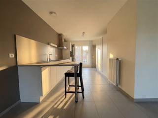 <p><span><span>This recent duplex apartment (built in 2016) with a spacious 20 m² terrace is located in a small-scale, well-maintained residence in a quiet residential neighbourhood close to the centre of Herent. This energy-efficient and move-in-ready apartment offers a generous living area of no less than 137 m². The entrance hall, featuring a separate guest toilet, leads into the spacious living room with a fully fitted open-plan kitchen, together offering 54 m² of living space and direct access to the pleasant 20 m² terrace overlooking the peaceful inner gardens. A fixed staircase leads to the upper floor, comprising three full-sized bedrooms, a technical room and a bathroom fitted with a walk-in shower, a double washbasin vanity unit and a second toilet. The location is a major asset thanks to its excellent connections to Leuven and Brussels, the nearby E314 motorway and N26, as well as shops, schools, public transport and Herent railway station. The common charges amount to a monthly provision of €150. Water, gas and electricity are individually metered and billed separately. A spacious underground cellar and a private garage box are included in the monthly rent of €1.350. For more information or to arrange a viewing, please feel free to contact us at </span></span><span>frederik@immo-time.be</span><span><span>.</span></span></p>