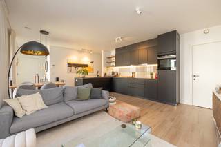 Recent (bouwjaar 2022) energiezuinig appartement met twee slaapkamer en terras op het Antwerpse Zuid!<br /><br />Het appartement gelegen op de tweede verdieping, bereikbaar met de lift, heeft volgende indeling: via de inkomhal betreedt men de lichtrijke leefruimte met een geïnstalleerde open keuken voorzien van toestellen. Grenzend aan de keuken een berging (4m2) met aansluitingen voor wasmachine en droogkast.<br /><br />Via de leefruimte heeft men toegang tot het west georïenteerd terras van ca. 6m2 waar het rustig en fijn vertoeven is.<br /><br />De nachthal geeft toegang tot een eerste ruime slaapkamer (14m2), een tweede ruime slaapkamer (12m2) momenteel ingericht als bureauruimte, een apart toilet en een badkamer uitgerust met een moderne inloopdouche met regendouchekop en een dubbele lavabo. <br /><br />Tenslotte is er nog een gemeenschappelijke fietsstalling aanwezig en een mogelijkheid om de gehuurde autostaanplaats over te nemen. <br /><br />Belangrijkste troeven:<br /><br />- Topligging op 't Zuid<br />- Recent gebouw (bouwjaar 2022) met lift<br />- Zeer gunstige EPC score 38 (A)<br />- Voorzien van vloerverwarming<br /><br />80m2 bewoonbare oppervlakte cfr EPC.<br /><br />Wenst u een bezoek of meer informatie? Dan kan u ons steeds contacteren via info@dvarealestate.be of via 03/297.00.00.