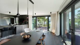 Ontdek dit zeldzaam aanbod in de prestigieuze Residentie Lakefront te Duinenwater: een uitzonderlijk royaal en luxueus afgewerkt appartement van...