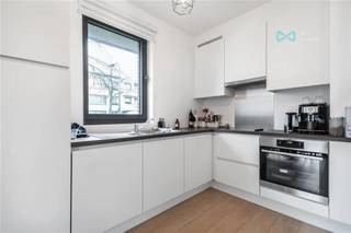 <strong>Modern duplex appartement met 1 slaapkamer, bureau, autostaanplaats, fietsenstalling én private tuin op een toplocatie in Edegem.</strong><br /><br />Afspraak enkel mogelijk via deze link: https://wi-antwerpen-zuidrand.mijnhuurprofiel.be/property/0004c68f-50fa-4655-9075-d6deb371ae06<br /><br />Ontdek de moderne levensstijl in dit prachtige duplex appartement gelegen aan de Ernest Jouretlaan 45 te Edegem. Met een bewoonbare oppervlakte van 60m², een moderne afwerking en privatieve zonnepanelen biedt dit appartement een uitstekende combinatie van comfort, duurzaamheid en stijl.<br /><br /><strong>Kenmerken:</strong><br />
<ul>
<li>Leefruimte: Geniet van een zeer lichte en comfortabele leefruimte met open keuken. Vanuit de leefruimte heb je zicht op de tuin en het terras.</li>
<li>1 Slaapkamer (11m²): Een gezellige slaapkamer ontworpen voor optimaal comfort en rust.</li>
<li>1 Bureau (5m²): Een veelzijdige ruimte die ideaal is voor thuiswerken of studeren.</li>
<li>Private Tuin: Ontspan in uw eigen privétuin (niet omheind), perfect voor buitenactiviteiten en ontspanning.</li>
<li>Autostaanplaats: Parkeer uw voertuig op uw eigen autostaanplaats voor ultiem gemak.</li>
<li>Afgesloten Fietsenberging voor 2 Fietsen: Een veilige opslagruimte voor uw fietsen, zodat u gemakkelijk kunt genieten van fietsuitstapjes in de omgeving.</li>
<li>Badkamer met Douche en WC: Moderne badkamerfaciliteiten voorzien van een douche, lavabomeubel en wc.</li>
<li>Afzonderlijke WC: Extra gemak met een apart toilet voor u en uw gasten op de gelijkvloerse verdieping.</li>
<li>Centrale Ligging: Profiteer van de centrale ligging met winkels, openbaar vervoer en recreatieve voorzieningen binnen handbereik.</li>
<li>Zonnepanelen: Duurzaamheid staat centraal met het gebruik van zonnepanelen, waardoor u kunt bijdragen aan een groenere toekomst en genieten van <strong>lagere energiekosten</strong>.</li>
</ul>
<br />Dit duplex appartement biedt niet alleen een eigentijds en comfortabel interieur, maar ook de voordelen van duurzaam wonen. Ervaar de perfecte combinatie van luxe en milieubewust wonen aan de Ernest Jouretlaan 45 te Edegem.<br />Wenst u een afspraak in te plannen? Afspraken kunnen enkel aangevraagd worden via volgende link: https://wi-antwerpen-zuidrand.mijnhuurprofiel.be/property/0004c68f-50fa-4655-9075-d6deb371ae06<br /><br /><strong><span>Kosten &amp; beschikbaarheid:<br /></span></strong>
<ul>
<li><span>Huurprijs: €895 /maand</span></li>
<li>Provisie: €65 /maand</li>
<li>Beschikbaarheid: onmiddellijk</li>
<li>3 maanden huurwaarborg</li>
<li>plaatsbeschrijving circa 170 euro per partij</li>
</ul>