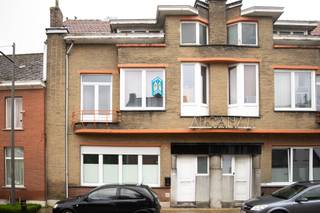 <p><span>Deze te renoveren woning ligt pal in het centrum van Hoegaarden, op wandelafstand van de plaatselijke winkels, scholen en het openbaar vervoer.</span></p><p><span>Het unieke aan deze woning is de art deco stijl.</span></p><p><span>Bij het binnenkomen is er een living met daarachter de keuken en een wasplaats met toilet.</span></p><p><span>Op de eerste verdieping zijn er 3 slaapkamers.  </span></p><p><span>Er is een vaste trap naar de zolder;  Deze zolder doet nu dienst als fitnessruimte, maar kan perfect worden omgebouwd naar 2 extra kamers.</span></p><p><span> </span></p>