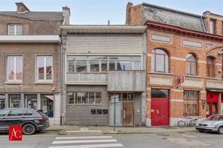 <p>Ontdek deze interessante investeringsopportuniteit in het hart van Temse: een volledig verhuurd opbrengsteigendom bestaande uit drie appartementen, ideaal gelegen vlak aan de oevers van de Schelde en op wandelafstand van het centrum. De combinatie van de centrale ligging en de nabijheid van het water maakt dit pand bijzonder aantrekkelijk.<br />Winkels, horeca, scholen en openbaar vervoer bevinden zich op korte afstand, terwijl de groene omgeving langs de Schelde zorgt voor een aangename en rustige woonbeleving.</p><p>Het gelijkvloers appartement beschikt over twee slaapkamers en een bewoonbare oppervlakte van 106 m². Met een EPC-score van 286 kWh/m² en een privatief terras biedt dit appartement een comfortabele woonruimte met extra buitenbeleving. Op de eerste verdieping bevindt zich eveneens een appartement met twee slaapkamers en een oppervlakte van 98 m². Dankzij de gunstige EPC-score van 139 kWh/m² en het aanwezige terras vormt dit een energiezuinige en gegeerde woonst. Het appartement op de tweede verdieping omvat één slaapkamer en heeft een bewoonbare oppervlakte van 85 m². Met een EPC-score van 294 kWh/m² en een eigen terras biedt ook dit appartement aangenaam wooncomfort.</p><p>Alle 3 de appartementen zijn momenteel verhuurd, wat zorgt voor een directe en stabiele huuropbrengst vanaf dag één. Deze opbrengsteigendom combineert een topligging met solide huurinkomsten en toekomstpotentieel, en vormt daarmee een rendabele investering in een aantrekkelijke gemeente met sterke woonvraag.</p>