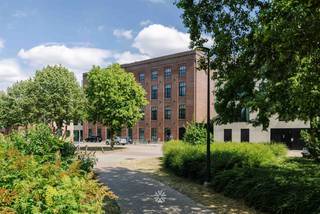 <p><span>GENT | Ruim gelijkvloers kantoor te koop op een toplocatie in het historisch centrum</span></p><p><span> </span></p><p><span>Bent u op zoek naar een instapklare kantoorruimte met uitstekende parkeermogelijkheden in centrum van Gent? Dan is deze kantoorruimte in residentie </span><span>Lievehof </span><span>zeker een bezoek waard.</span></p><p><span>Gelegen in het karaktervolle, gerenoveerde Manchestergebouw bevindt dit gelijkvloerse kantoor zich op een strategische locatie tussen het historische stadscentrum, het Prinsenhof en de dynamische Rabotwijk. De ruimte is momenteel ingericht als bankkantoor en biedt tal van mogelijkheden voor diverse professionele activiteiten. </span></p><p><span> </span></p><p><span>Troeven: </span></p><ul><li><span>Topligging tussen het historische Prinsenhof nabij het nieuwe gerechtsgebouw</span></li><li><span>Gelijkvloerse kantoorruimte van </span><span>565m²</span><span>, ingericht als bankkantoor</span></li><li><span>5 private bezoekersparkeerplaatsen</span><span> gelegen voor het kantoor</span></li><li><span>7 ondergrondse parkeerplaatsen</span></li><li><span>private ondergrondse fietsstaanplaatsen</span><span>  </span></li><li><span>10 extra fietsstaanplaatsen</span><span> voor het gebouw</span></li><li><span>Karaktervol industrieel pand met een unieke uitstraling</span></li></ul><p><span> </span></p><p><span>Richtprijs: 1.695.000 EUR</span></p><p><span>EPC: Niet-residentiële eenheid - Label X - UC: 20260131-0030596650-NR-2</span></p><p><span> </span></p><p><span>Interesse of graag een bezoek ter plaatse? Contacteer Axel via 09 245 24 24 of <span>axel@axellenaerts.be</span></span><span> <br /><br /></span></p>