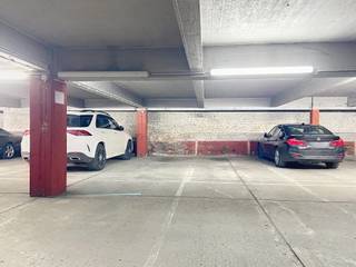 Deze dubbele overdekte staanplaats is gelegen in het centrum van Antwerpen voor €25.000. Auto’s kunnen achter elkaar staan, ideaal voor wie...