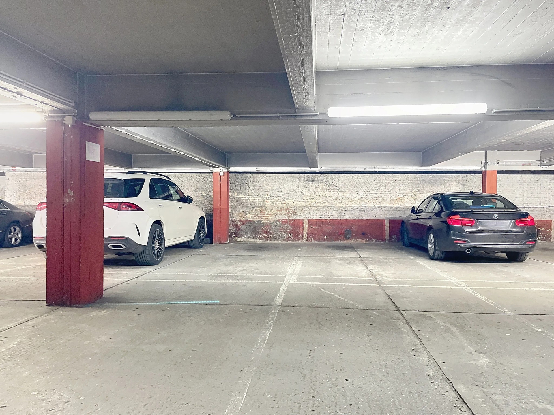 Centraal gelegen autostaanplaats te koop - foto 1