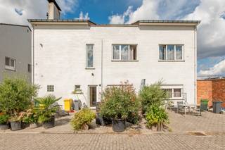 Dit appartement gelegen op de 1ste verdieping maakt deel uit van een appartementsgebouw, waar in totaal 5 appartementen gevestigd zijn. Het...