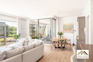 Dit moderne appartement, MET ondergrondse staanplaats, is gelegen op de tweede verdieping van een groot en modern complex, en je bereikt het via zowel de lift als de trap. Zo kom je tot in een eigen mooie inkomhal, met een apart gastentoilet. Via een open doorgang bereik je de heel aangename leefruimte, waar de gevelbrede raampartijen voor een overvloed aan natuurlijke lichtinval zorgen. De open keuken is voorzien van alle comfort met vernieuwde toestellen in en rond het kookeiland, en ook van hieruit heb je een heel open blik naar de living en de omgeving. Het leuke en ruime overdekte terras nodigt uit om in alle rust te genieten van het buitenleven. Aan de achterzijde van het pand vinden we de twee heel mooie slaapkamers terug, en tussenin is er voorzien in een badkamer met zowel ligbad als grote inloopdouche. Een handige berging maakt het plaatje compleet. Dit appartement ademt klasse en kwaliteit uit met ook airco's!, en terwijl je geniet van je eigen rustige woonomgeving is het bruisende centrum van Lokeren toch op loopafstand terug te vinden. Inschrijven via mail naar stefan@immo-home.be, geen telefonische inschrijvingen! Volg ons op Fb en Insta. Voor meer info: www.immo-home.be. GRATIS SCHATTING & GRATIS FINANCIEEL ADVIES