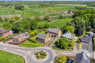 In een rustige en groene omgeving, vlak bij het station en vlotte verbindingswegen, ontdek je deze charmante woning met bijgebouwen, een ruime tuin...
