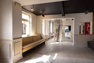<p><span>JETTE – HOEKGEBOUW ±540 M² – HANDELSRUIMTE + WONING – VEEL POTENTIEEL</span></p>
<p><span>Gelegen aan de Wemmelsteenweg 281 in Jette, langs een drukke verkeersas met uitstekende zichtbaarheid, biedt dit imposante hoekgebouw een totale oppervlakte van ongeveer 540 m², ruime volumes en een interessant valorisatiepotentieel.</span></p>
<p><span>De commerciële gelijkvloerse verdieping van ±160 m² wordt momenteel uitgebaat als café en geniet dankzij de hoekligging van een uitstekende zichtbaarheid.</span></p>
<p><span>De 1e verdieping van ±160 m² is momenteel bestemd als aanhorigheden bij de handelsruimte en omvat onder meer een feestzaal en een keuken. Deze verdieping biedt bijzonder veel extra ruimte voor de commerciële activiteit.</span></p>
<p><span>De 2e verdieping is bestemd voor bewoning en is momenteel ingericht als een appartement met 2 slaapkamers. Een zolder vervolledigt de volumes van het gebouw.</span></p>
<p><span>Volgens de beschikbare stedenbouwkundige inlichtingen is de vergunde bestemming van het pand handel + wonen, met een handelsruimte op het gelijkvloers, bijhorende lokalen op de 1e verdieping en een woning op de 2e verdieping.</span></p>
<p><span>Troeven:</span><br /><span>• Hoekgebouw met uitstekende zichtbaarheid</span><br /><span>• Totale oppervlakte van ongeveer 540 m²</span><br /><span>• Handelsruimte momenteel uitgebaat als café</span><br /><span>• Ruime feestzaal en keuken op de 1e verdieping</span><br /><span>• Appartement met 2 slaapkamers op de 2e verdieping</span><br /><span>• Royale volumes en diverse gebruiksmogelijkheden</span><br /><span>• Potentieel voor herinrichting en valorisatie</span><br /><span>• Nabij winkels, openbaar vervoer en belangrijke verkeersassen</span></p>
<p><span>Een zeldzame opportuniteit voor een investeerder of professional die op zoek is naar een gemengd gebouw met zowel een aanzienlijke commerciële oppervlakte als een residentieel gedeelte.</span></p>
<p><span>Het pand biedt bovendien mogelijkheden voor herinrichting of verdere ontwikkeling, afhankelijk van het beoogde project en onder voorbehoud van de vereiste stedenbouwkundige vergunningen.</span></p>