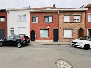 Lauwe - Gezellige starterswoning, volledig instapklaar. Gunstige EPC dus geen renovatie verplichtingen, met 4 slaapkamers + tuin en...