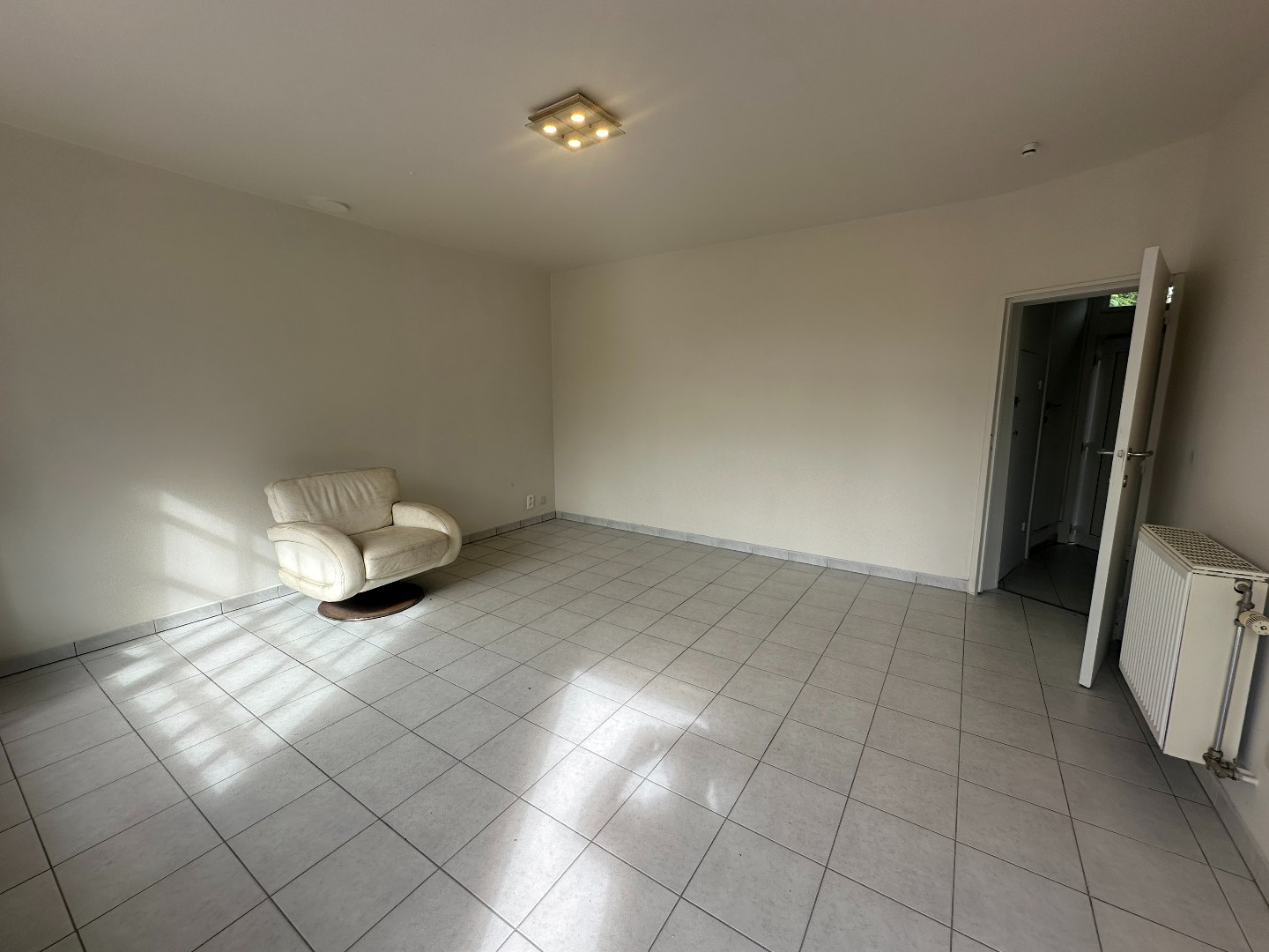 Gezellige gerenoveerde woning met 3 slpk, carport en tuintje, rustige ligging te Torhout - foto 4