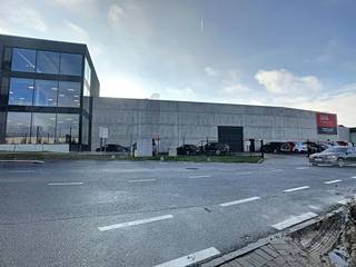 Bâtiment commercial à louer à côté de l'E17 à Waregem. Le bâtiment dispose d'un entrepôt d'environ 1 270 m² et d'un bureau d'environ 665...