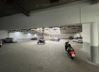 Situé au 18 rue de la Tulipe, 1050 Bruxelles, ce bien commercial d’environ 1000 m² offre une visibilité exceptionnelle dans le quartier dynamique...