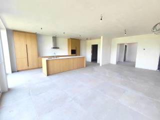 Immo3000 vous présente avec fierté cette toute nouvelle maison semi-mitoyenne, située dans le quartier calme et verdoyant de Binkom (Lubbeek), à proximité de toutes les commodités et offrant une excellente connexion vers les villes environnantes. Construite en 2026, cette maison moderne allie un design épuré à un agencement très fonctionnel, idéal pour les familles à la recherche d’espace et de confort.<br /><br />La maison sera livrée entièrement prête à peindre, avec aménagement extérieur inclus. Afin d’atteindre un niveau énergétique optimal (E-peil -20), elle est équipée de triple vitrage X3, de panneaux solaires, d’un système de ventilation D, d’une pompe à chaleur air-eau, et bien plus encore.<br /><br />Grâce à une implantation astucieuse sur le terrain, le séjour se trouve au niveau « -1 ». Cette pièce comprend une cuisine très spacieuse et luxueusement équipée avec un îlot central (sur mesure, appareils Samsung, plan de travail en Corian), une grande buanderie/cellier, ainsi qu’assez d’espace pour un salon et une salle à manger. Depuis le séjour, vous bénéficiez d’une vue dégagée sur les champs à l’arrière.<br /><br />Au rez-de-chaussée, vous trouverez trois grandes chambres ainsi qu’une salle de bain complète. À l’étage supérieur se situent deux autres chambres, dont une avec dressing walk-in et salle de bain attenante (baignoire, douche, double lavabo, WC), ainsi que la pièce technique/buanderie.<br /><br />Si les 261 m² habitables ne suffisent pas, un accès au grand grenier est également possible depuis le hall d’entrée.<br /><br />Avec une surface habitable de 261 m² sur un terrain de 554 m², incluant deux places de parking, cette maison à Binkom offre tout ce dont vous avez besoin pour réaliser votre rêve de vie. Curieux de découvrir comment cette maison correspond parfaitement à vos attentes ? Contactez-nous dès aujourd’hui pour planifier votre visite !<br /><br />« VENTE EN GESTION PROPRE »