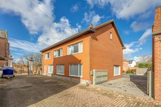 INDELINGGELIJKVLOERSInkomhal, woonkamer voorzien van een pellet kachel, traphal naar eerste verdieping, keuken voorzien van een inductiekookplaat,...