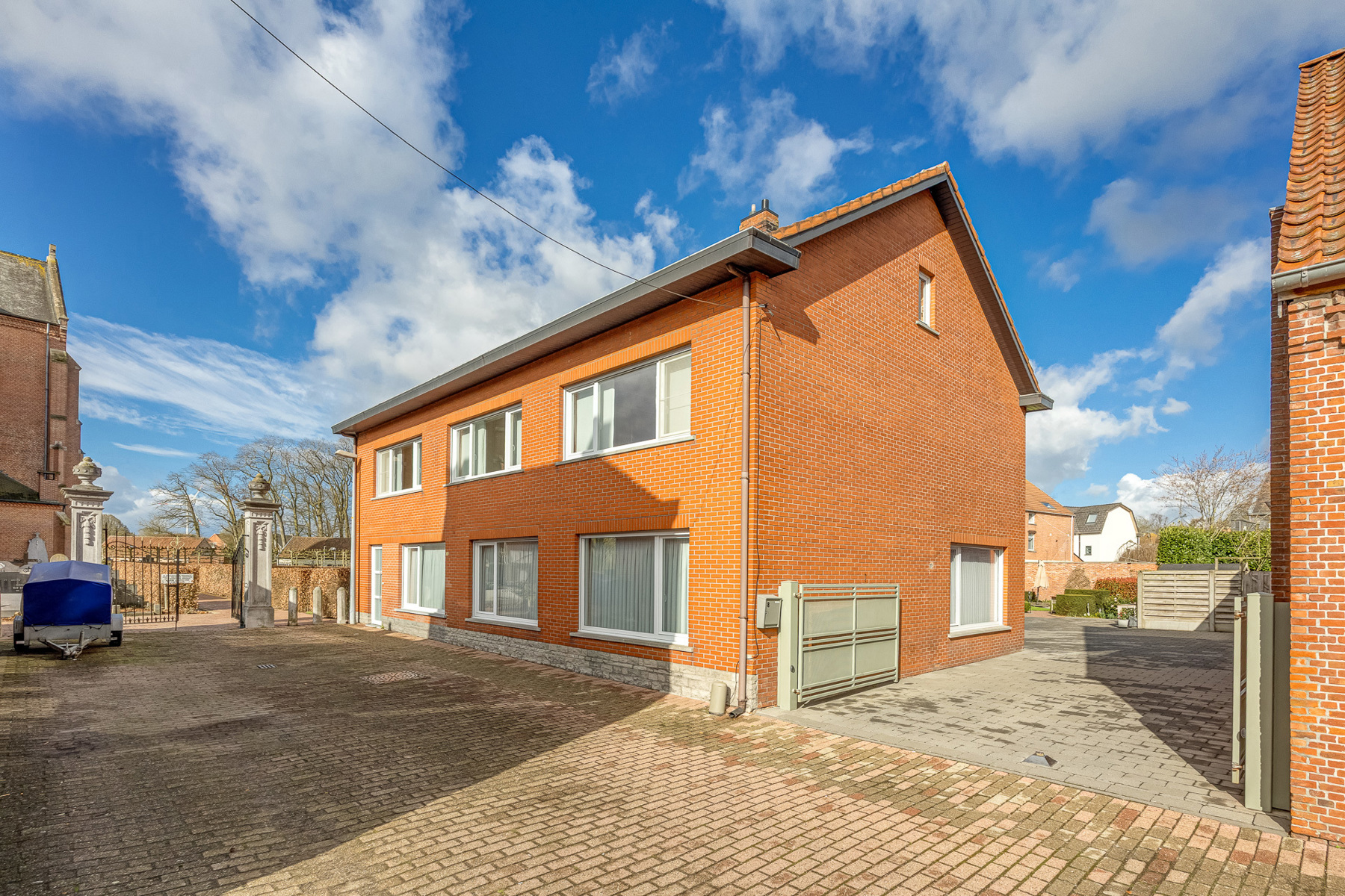 Ruime gezinswoning met 5 slaapkamers op perceel van 638m². - foto 2