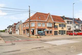 Te koop: veelzijdig handelspand met woonst in Beveren-LeieCentraal gelegen in Beveren-Leie bevindt zich deze veelzijdige eigendom waar wonen en ondernemen perfect gecombineerd kunnen worden. Dankzij de commerciële zichtbaarheid, ruime indeling en nabijheid van winkels, scholen en openbaar vervoer biedt het pand tal van mogelijkheden.Wat maakt dit pand uniek?De commerciële ruimte leent zich uitstekend voor uiteenlopende activiteiten zoals een winkel, kantoor, praktijk, horeca of atelier. Het privégedeelte is volledig afgescheiden van de handelsruimte. Op het gelijkvloers vindt u een leefruimte, uitgeruste keuken en kelder. De eerste verdieping omvat drie lichtrijke slaapkamers en een badkamer met ligbad, toilet en dubbele lavabo.Via een vaste trap bereikt u de ruime zolder, die mogelijkheden biedt voor extra slaapkamers, een hobbyruimte of bijkomende opslag.Bovendien bestaat de mogelijkheid om afzonderlijk een dubbele garage met bureel en tuin aan te kopen. Deze beschikt over twee automatische garagepoorten, een aparte ingang en reeds aanwezige leidingen met het oog op een mogelijke verdere inrichting.Voor wie is dit ideaal?Ideaal voor zelfstandigen, ondernemers of investeerders die wonen en werken willen combineren op een centrale locatie.Te koop via Immo Beguin, jouw vastgoedexpert sinds 2009, met kantoren in Ronse, Waregem, Kortrijk, Deinze, Doornik, Lessines, Moeskroen en Nieuwpoort.Meer info of bezoek via charlotte@immobeguin.be.