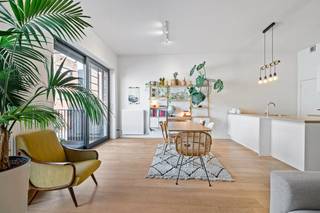 Bent u op zoek naar een centraal gelegen appartement met een recent bouwjaar? Kom dan zeker eens kijken naar dit appartement in de Wijnegemstraat 41.<br />Het is gelegen op wandelafstand van winkels, openbaar vervoer, scholen en belangrijke invalswegen. Ook parken en gezellige buurtvoorzieningen liggen vlakbij.<br /><br />Het appartement is gelegen op de tweede verdieping van een verzorgd gebouw met in totaal drie verdiepingen. Het gebouw zelf dateert uit 2015 en beschikt over een lift.<br /><br />Bij binnenkomst kom je terecht in de inkomhal die uitgeeft op de lichtrijke leefruimte<strong> </strong>met open keuken. De leefruimte is afgewerkt met een parketvloer en geniet van een aangename lichtinval. De open keuken is volledig uitgerust en voorzien van een combi-oven, 4-pits gasvuur, koelkast, vriezer, spoelbak, vaatwasser en dampkap.<br />Via deze ruimte kan u het aangenaam terras van 6m² bereiken. <br />De badkamer beschikt over een tegelvloer, dubbele lavabo, bad met douchefunctie, handdoekradiator en is volledig betegeld, wat zorgt voor een frisse en onderhoudsvriendelijke afwerking. Daarnaast is er een apart toilet aanwezig.<br />Het appartement telt twee slaapkamers van 14 m² en 9 m².<br /><br />De vaste kosten bedragen ongeveer €109,00 per maand.<br /><br />Pluspunten:<br />+ Recent bouwjaar<br />+ Parketvloer over heel het appartement<br />+ Elektriciteit conform / gunstig EPC (A!!)<br />+ Gemeenschappelijke fietsenstalling op het gelijkvloers + privatieve berging<br />+ Gunstig EPC <br />+ Ruim terras<br /><br />Heeft u interesse in dit instapklaar appartement en wenst u een bezoek ter plaatse in te plannen? Aarzel niet ons te contacteren op het nummer 03 337 50 70 of via info@vbvastgoed.be.