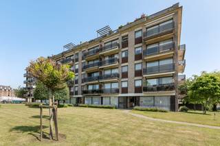 Zeer verzorgd appartement op de 4de verdieping met lift.<br /><br />Dit instapklare appartement is gelegen nabij belangrijke uitvalswegen richting Lier, Kessel, Berlaar en op wandelafstand van het centrum.<br /><br />Omvat: inkomhal, living met 2 terrassen, keuken, berging, badkamer, apart toilet, 2 slaapkamers, ondergrondse autostaanplaats en kelderberging.<br /><br />Pluspunten:<br />+ zeer lichtrijk appartement met ramen in voorgevel, zijgevel en achtergevel;<br />+ nieuwe zonnetent aan terras;<br />+ elektriciteit vernieuwd;<br />+ nieuwe dampkap en vaatwasser.<br /><br />Gemeenschappelijke kosten: 50 euro per maand.<br /><br />Onmiddellijk beschikbaar.<br /><br />Interesse in dit leuke appartement?<br />Voor meer info of afspraak: bel 0473/33 33 33 of mail naar philip@wijns.be.<br /> 