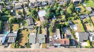 Aan de gewestweg N70 in het centrum van Zwijndrecht vind je deze projectgrond van  ca1657 m2<br /><br />Op deze locatie werd reeds een ruimtestudie gemaakt met een goedkeuring voor 8 wooneenheden.  De woning vooraan kan ook omgevormd worden tot nog eens 2 wooneenheden.<br /><br />Optioneel kan de naastliggende grond (ca 767 m2) bijgekocht worden aan 65 000 Euro (Dit is slechts 85 €/m2).<br />Het achterliggende stuk aan groene buffer (ca 724 m2) kan ook bijgekocht worden.<br /><br />Momenteel staan op de percelen een half open bebouwing en 2 grote magazijnen.<br /><br /><strong>Troeven van het project</strong><br />Kleinschalige residentiële ontwikkeling.<br />Twee architecturale volumes met een tijdloze en minimalistische vormgeving.<br />Maximale privacy en optimale lichtinval.<br />Autoluwe buitenruimte met centrale parkeervoorzieningen.<br />Uitstekende bereikbaarheid, op korte afstand van de E17, E34 en alle voorzieningen.<br /><br /><strong>Geïnteresseerd in de ontwikkeling van dit unieke woonproject?<br />Neem vrijblijvend contact op met M3 Makelaars Zwijndrecht 03 369 70 33 of 0465 00 38 27.</strong><br /><br />Wij informeren u graag over de ontwikkelingsmogelijkheden, stedenbouwkundige context en het volledige projectdossier. <br /><br /><em><strong>Uw partner in projectontwikkeling en residentieel vastgoed.</strong></em><br /><br /> 