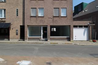 <p>Handelspand gelegen nabij Heusdencentrum. Uitermate geschikt voor diverse doeleinden. </p><p>De indeling is de volgende: commerciële ruimte / kantoorruimte, bijkeuken met toilet en een opslagplaats (garage). </p><p>Het gehele gebouw is uitgerust met dubbele beglazing en wordt verwarmd door individuele verwarming. </p><p>Gezien het feit dat dit een snackbar was is er op heden geen verwarming aanwezig, dit kan bekeken worden met de eigenaar. </p><p>Het pand is gekenmerkt door de vele mogelijkheden naar gebruik toe! Elk voorstel dient besproken te worden met de eigenaar waarna ze hun beslissing zullen doorgeven. </p><p>Interesse voor het plannen van een bezoek? Contacteer me via 0478 59 77 41 of michiel@altro-vastgoed.be</p>