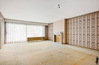 <strong>Ruim appartement op een gegeerde locatie</strong><br /><br />Op te frissen appartement van <strong>ca. 120m²</strong> met maar liefst <strong>drie slaapkamers</strong> en een zuidgericht terras gelegen op de tweede verdieping. De woning bevindt zich op een absolute toplocatie in Borgerhout, op wandelafstand van het openbaar vervoer, winkels, scholen, gezellige horecazaken en het gezellige <strong>Te Boelaarpark.</strong><br /><br /><strong>Indeling</strong><br />- Inkomhal met ingebouwde kasten<br />- Toilet<br />- Slaapkamer 1<br />- Slaapkamer 2<br />- Slaapkamer 3<br />- Badkamer 1<br />- Badkamer 2<br />- Keuken met een extra ruimte/berging<br />- Leefruimte <br /><br /><strong>Bijzonderheden</strong><br />- Mobiscore <strong>9,4/10</strong><br />- 2 Badkamers<br />- <strong>EPC B</strong> met een score van <strong>127 kWh/(m² jaar)</strong><br />- Zuidgericht terras<br />- Kelderberging inbegrepen<br />- Mogelijkheid tot aankoop van een autostaanplaats