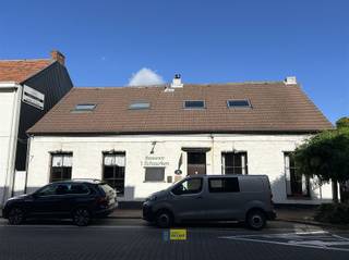 <p><span>Restaurant 't Schuurken: een vaste waarde sedert jaar en dag in Kapellen en een goed draaiende zaak bestaande uit een handelsgelijkvloers van ca. 170 m² met 2 eetzalen, de keuken met kelder van 9 m² en toiletten met buiten een bijgebouw van ca. 66 m² met terras en een bovengelegen gerenoveerd appartement van ongeveer 129 m² ingericht in hoevestijl met een woonkamer van ca. 40 m² op plankenvloer met haard, een bureel, wasplaats met toilet en wastafel, 3 slaapkamers, een vide en een badkamer met douche en toilet, renovatieverplichting</span></p>