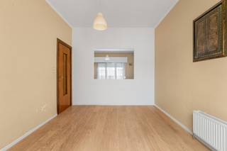 [[ DIT PAND NEEMT DEEL AAN DE ERA OPEN HUIZEN DAG OP 19/9 VAN 9:30 TOT 10:30 ]]
<p>Op zoek naar een woning met renovatiepotentieel op een rustige locatie? Deze gesloten bebouwing uit 1938, gelegen aan de Van Cortbeemdelei, biedt heel wat mogelijkheden. Dankzij de gunstige ligging vlak bij winkels, scholen, openbaar vervoer en belangrijke invalswegen geniet je van een vlotte bereikbaarheid.</p>

<p>De woning beschikt over een inkomhal, een woonkamer met aansluitende eetkamer, een keuken met dubbele spoelbak en gaskookplaat, een veranda met toegang tot de koer, een badkamer met douche, lavabo en toilet, een apart toilet, twee ruime slaapkamers van 19 m² en 11 m², een nachthal en een praktische kelder.</p>

<p><strong>Troeven:</strong></p>

<ul><li>
	<p>Rustige, residentiële ligging</p>
	</li><li>
	<p>Twee volwaardige slaapkamers</p>
	</li><li>
	<p>Koer met buitenruimte</p>
	</li><li>
	<p>Kelder voor extra bergruimte</p>
	</li><li>
	<p>Ideale basis om volledig naar eigen smaak te renoveren</p>
	</li><li>
	<p>Vlotte verbinding met winkels, scholen en openbaar vervoer</p>
	</li></ul>

<p>Een interessante opportuniteit voor starters, koppels of investeerders die op zoek zijn naar een woning met potentieel.</p>

<p> </p>