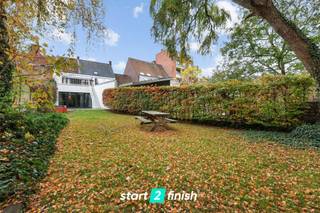 Algemeen bezoekmoment op zaterdag 13 december van 09u30 - 10u30 // Reservatie verplichtOntdek deze charmante en verrassend ruime woning met zonnige...