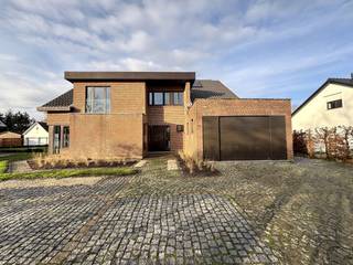 Bent u op zoek naar een bijzonder ruime, comfortabele en instapklare woning die alle troeven biedt voor aangenaam en zorgeloos wonen? Deze...