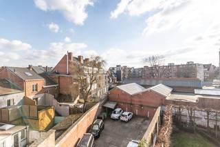Ruim 2 slaapkamer-appartement (100m2+terras) op de derde verdieping gelegen op de Maastrichtersteenweg kort aan de Kleine Ring in Hasselt. De...