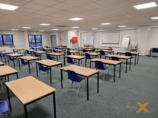 Dit bedrijfsgebouw is gelegen op een toplocatie aan de rand van Gent, nabij oprit R4 en heeft schitterende verbinding naar snelwegen en stadscentrum. MEUBILAIR NIET INBEGREPEN. Kantoorruimte omvat: grote open ruimte, ingerichte keukenruimte (spoeltafel, vaatwas, koelkast met diepvriesvak), technische ruimte/berging, sanitaire ruimte met lavabo en 2 toiletten. Verwarming op aardgas, Airco-verwarmingsinstallatie, Alu ramen met dubbele beglazing, Alarminstallatie, Gepolijste betonvloer met tapijt, Brandbeveiliging, enz. !!! huurprijs is excl. verbruikskosten water-gas-elektr-telefonie-internet enz ... € 60 /maand provisie gemeenschappelijke kosten voor onderhoud van traphal, lift e.d. ABSOLUTE TOPPER !!! BEZOEK MOGELIJK, STEEDS NA AFSPRAAK MET IMMO-X.