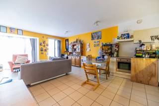 5000 NAMUR (rue Henri Blès 140) - Gelegen in Salzinnes, dicht bij alle voorzieningen, presenteert TREVI u dit mooie en ruime appartement met 2 slaapkamers van ± 85 m², dat als volgt is samengesteld: inkomhal met vestiaire en wc, grote woonkamer met open keuken, 2 slaapkamers aan de achterzijde, badkamer, kelder in de kelder. Klein mede-eigendom uit 2002 met lift en bestaande uit slechts 7 eenheden. Elektriciteit conform. EPC: C (253 kWh/m²/jaar en 20.718 kWh/jaar 72 kg CO2). Kelder inbegrepen. Mogelijkheid om een parkeerplaats bij te kopen. Verkoopprijs: 199.000 € exclusief registratierechten. Kosten van ± 130 € / maand inclusief de gemeenschappelijke ruimtes. Lopende huurovereenkomst die is ingegaan op 01/04/2022 met een huurprijs van 590 € / maand (geïndexeerde huurprijs: 675 € / maand). Individuele elektriciteits- en watermeters, kosten voor basisakte en landmeter: 900 € excl. btw. Meer informatie en bezichtiging bij David Maes - dmaes@trevi.be - 0478/26 43 28