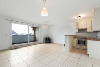 Ontdek dit aangename duplexappartement op de derde en vierde verdieping van residentie Het Vijfde Seizoen, gelegen in de Sint-Jansstraat 4 te Oostende. Dit verzorgd appartement geniet van een uitstekende ligging met een vlotte verbinding naar het stadscentrum en bevindt zich in de nabijheid van grote baanwinkels, wat zorgt voor optimaal dagelijks comfort en bereikbaarheid.<br /><br />De leefverdieping omvat een lichtrijke woonkamer met tegelvloer en een open keuken. Aansluitend vindt u een gezellig zuidgericht terras, de ideale plek om in alle rust van de zon te genieten. Verder beschikt deze verdieping over een inkomhal met gastentoilet en een praktische berging onder de trap.<br /><br />Op de bovenverdieping bevinden zich twee volwaardige slaapkamers. Eén slaapkamer beschikt over een eigen badkamer en een aparte dressing of bergruimte. De tweede slaapkamer is voorzien van aansluitingen voor een wasmachine en de elektrische boiler. Daarnaast is er een extra toilet in de nachthal, wat het wooncomfort nog verhoogt.<br /><br />Het gebouw is uitgerust met een lift, wat het appartement extra toegankelijk maakt.<br /><br />Dit duplexappartement is ideaal voor eigen bewoning, starters of als interessante investering.<br /><br />