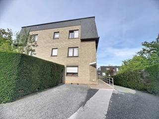 <p>Ontdek dit appartement gelegen op de eerste verdieping van een kleine mede-eigendom met lift, rustig gelegen en dicht bij tal van voorzieningen (snelwegtoegang, winkels, openbaar vervoer, enz.).</p>
<p>Het appartement beschikt over een inkomhal met wasruimte, een woonkamer met toegang tot een terras aan de tuinzijde, een volledig uitgeruste keuken en één slaapkamer met badkamer.</p>
<p>Het appartement is volledig uitgerust en gemeubileerd.<br />De huurprijs bedraagt €925/maand, met €125/maand voorschot voor kosten, inclusief water, onderhoud van de gemeenschappelijke delen en onderhoud van de verwarmingsketel.</p>
<p>Onmiddellijk beschikbaar.</p>
<p>Wenst u een bezoek te plannen of meer informatie te ontvangen? Contacteer ons op +32 2 319 46 46 of via e-mail op admin.bw.centre@weinvest.be.</p>