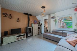 <p>Op zoek naar een gezellige starterswoning of een interessante investering? Deze charmante woning geniet van een <span>rustige en centrale ligging</span>, op wandelafstand van de Markt van Eernegem, winkels, scholen. Bovendien is er parkeergelegenheid in de directe omgeving.</p>
<p>De woning omvat op het gelijkvloers een <span>inkomhal, gezellige leefruimte met pelletkachel en een keuken</span> met zicht en toegang tot de koer en tuin. Achteraan bevinden zich verschillende koterijen met mogelijkheden.</p>
<p>Op de eerste verdieping bevinden zich de <span>badkamer en twee slaapkamers</span>. De ruime zolderverdieping biedt bovendien de mogelijkheid om, mits verdere afwerking, <span>één of meerdere extra kamers</span> te creëren.</p>
<p>Een absolute troef is de <span>diepe, perfect georiënteerde tuin</span>, waar je volop kunt genieten van rust en privacy.</p>
<p>Dankzij de ligging, de buitenruimte en het aanwezige potentieel is deze woning interessant als <span>eerste eigen woning, renovatieproject of investering</span>.</p>
<p>📍 <span>Interesse? Plan vandaag nog uw bezoek.</span><br />📞 0477 03 03 03</p>